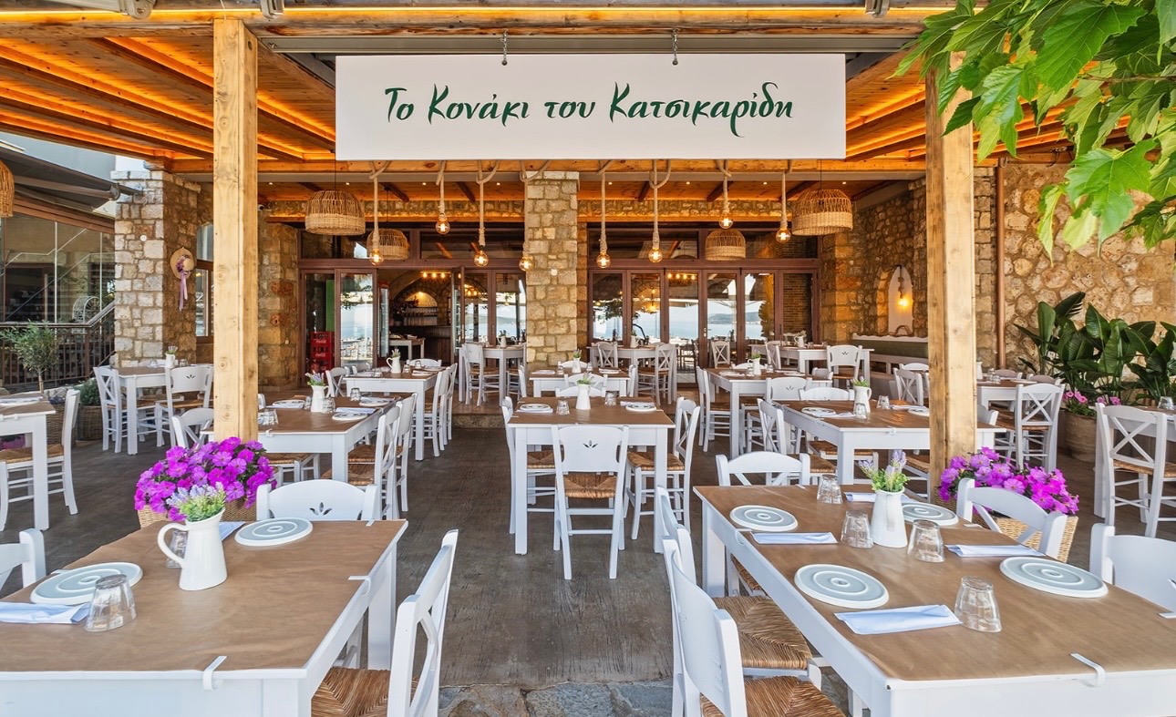 Πέτρινος τοίχος και ρουστίκ φωτιστικά