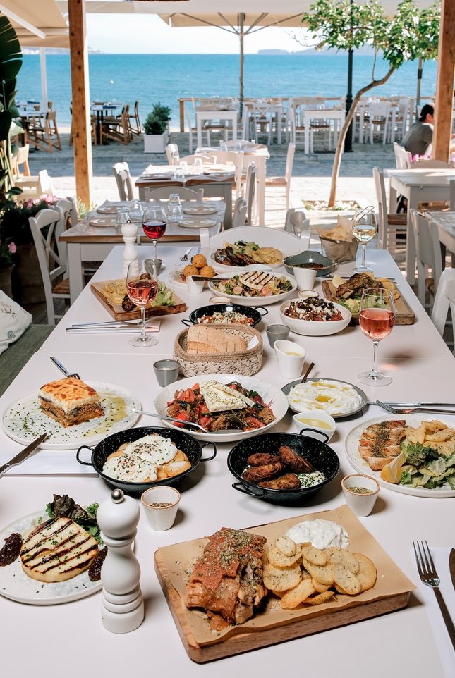 Γεύμα με θέα τη θάλασσα